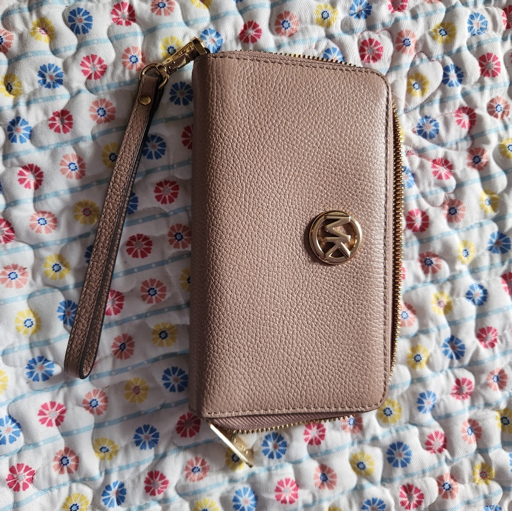 Micheal kors full sized wallet